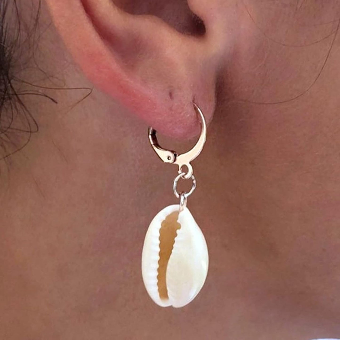Natural Cowrie Shell Earrings Gold Boho Dangle Shell Drop Pendant Wedding Earrings Summer Beach Earrings Bridal Jewelry Gifts for Women and Girls