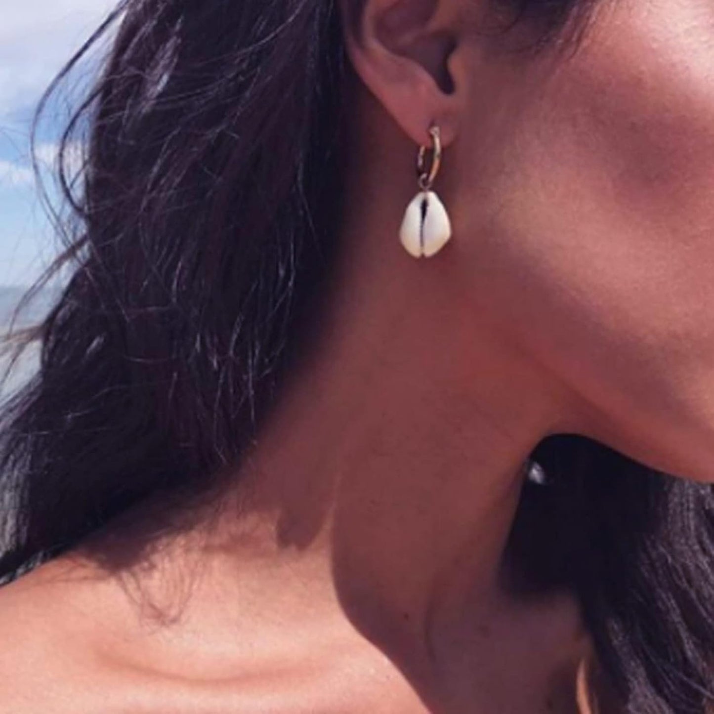 Natural Cowrie Shell Earrings Gold Boho Dangle Shell Drop Pendant Wedding Earrings Summer Beach Earrings Bridal Jewelry Gifts for Women and Girls