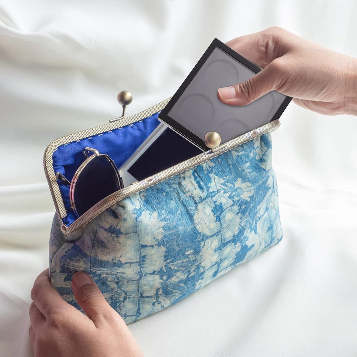 Metal Tray 5 Pcs Empty Magnetic Makeup Containers Eyeshadow Plates with 4Grids Cosmetics Storage Organizer for Eyeshadow Lipstick Blush Powder Pigment Makeup Pallet