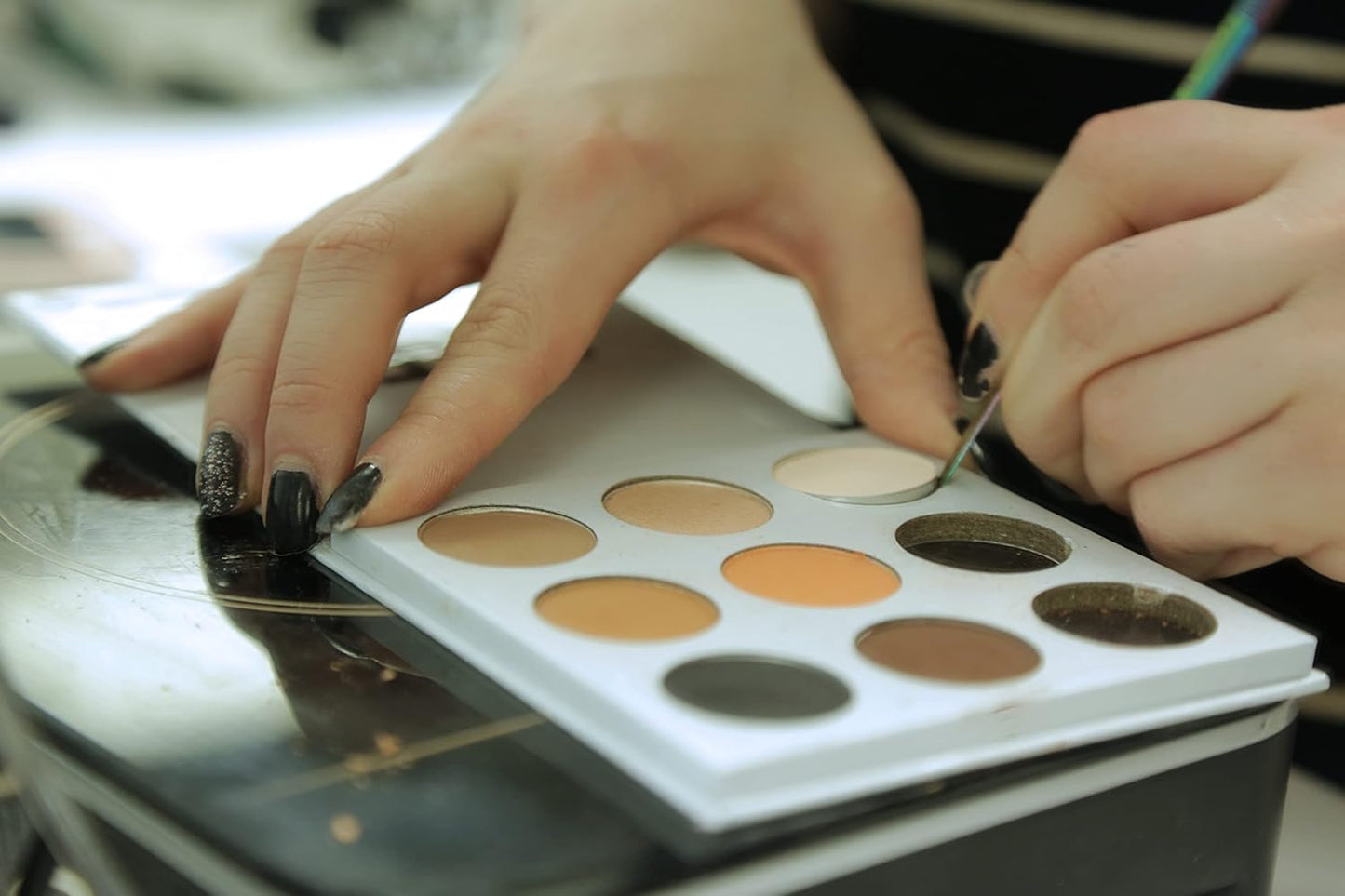 De-Potting Spatula, Dual-Ended Multicolor Steel Tool for Makeup Palettes, Empty Magnetic Palette Compatible, Professional Mixing & Blending, Iridescent Finish, 6.5" Length